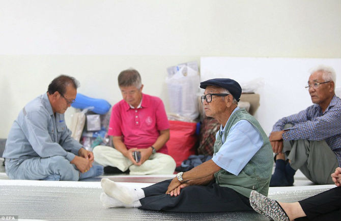 Người dân Hàn Quốc thấp thỏm chờ đợi sau khi phải sơ tán đến nơi an toàn.