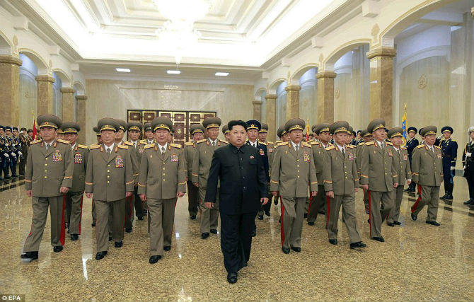 Nhà lãnh đạo Kim Jong-un đến Cung điện Kumsusan ở Bình Nhưỡng trong khi yêu cầu binh sĩ sẵn sàng chiến đấu nhằm đáp trả việc Hàn Quốc lắp đặt hệ thống loa phóng thanh công suất lớn, tuyên truyền chống CHDCND Triều Tiên ở biên giới liên Triều.
