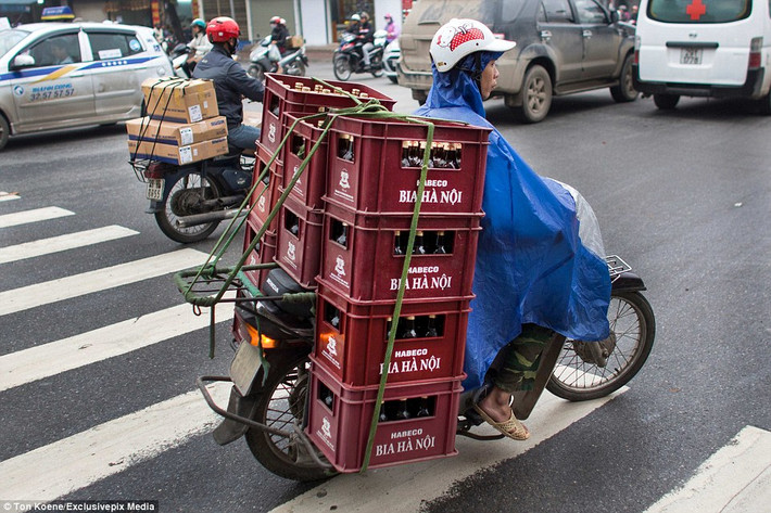 Cảnh tượng dường như ngày nào cũng có thể bắt gặp trên đường phố Việt Nam.