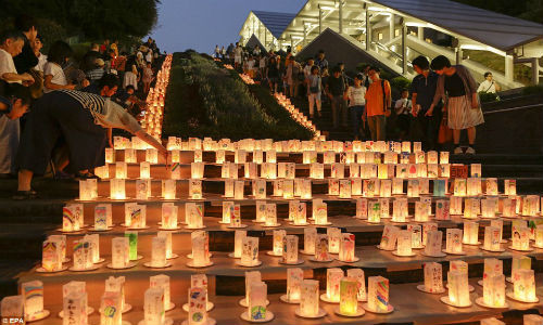 Ngày 9/8/2015, hàng nghìn người có mặt tại Công viên Hòa bình Nagasaki để tưởng niệm 74.000 nạn nhân đã thiệt mạng trong thảm họa bom nguyên tử 70 năm về trước.