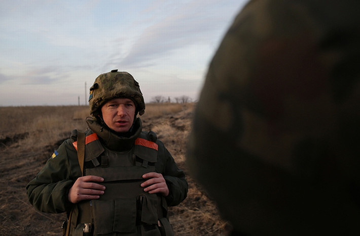 Victor Shedliukh, phó chỉ huy trưởng quân đội Ukraine khu vực Mariupol đang trò chuyện cùng 1 binh lính ở làng Shirokino ngày 25/2.