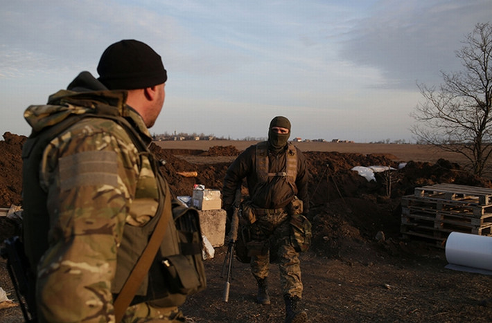 Binh lính Ukraine tại vị trí canh gác ở làng Shirokino, gần Mariupol thuộc tỉnh Donetsk ngày 25/2.