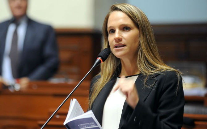 Luciana Leon xuất thân trong một gia đình làm chính trị ở Peru. Cô có bằng cử nhân luật của trường Đại học Lima và bằng thạc sĩ về chính sách công của trường Đại học San Martin de Porres. Ở tuổi 31, cô trở thành nghị sĩ quốc hội trẻ nhất trong lịch sử Peru.