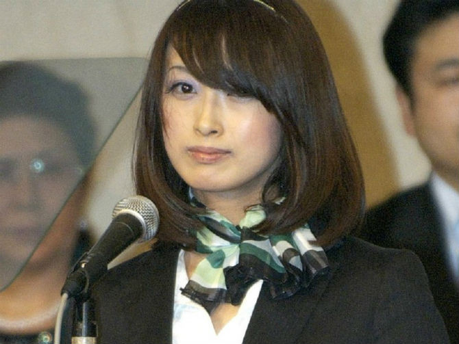 Yuri Fujikawa từng được bình chọn là nữ chính trị gia xinh đẹp nhất thế giới. Yuri từng là ủy viên của Hội đồng thành phố Hachinohe, tỉnh Aomori.