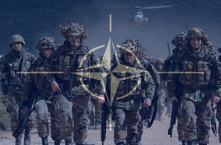 NATO thực hiện các hoạt động quân đội theo 2 mục đích cụ thể là: gìn giữ hòa bình và thực thi hòa bình. Điểm khác biệt nằm ở chỗ: các hoạt động gìn giữ hòa bình được công nhận với hiệp định chung của các bên tham gia, còn hoạt động thực thi hòa bình có cơ sở nền tảng là quyết định của Hội đồng Bảo an Liên Hiệp Quốc.