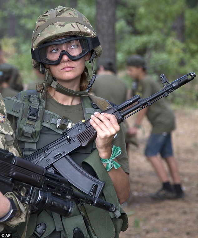 Một thành viên nữ của tiểu đoàn Azov cũng tham gia hướng dẫn trẻ em Ukraine sử dụng vũ khí.
