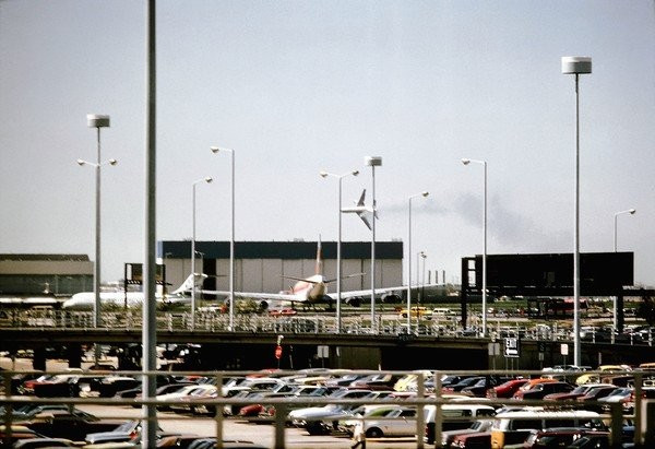 Chuyến bay 191 của American Airlines: Ngày 25/5/1979, chiếc máy bay mang số hiệu 191 khởi hành từ Chicago O’Hare tới sân bay quốc tế Los Angeles đã lao xuống khu vực cuối đường băng khiến toàn bộ 258 hành khách và 13 thành viên phi hành đoàn thiệt mạng. Đây có thể được xem là vụ tai nạn máy bay khủng khiếp nhất trong lịch sử nước Mỹ.