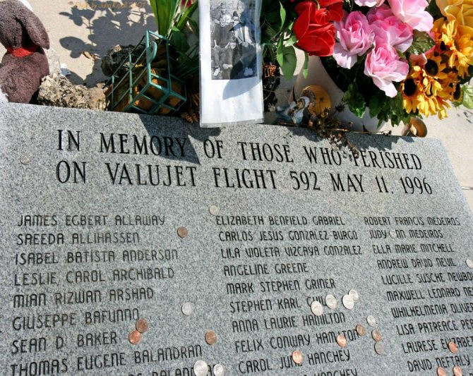Chuyến bay 592 của Valu Jet Airlines: Ngày 11/5/1996, chiếc máy bay DC-9 của hãng hàng không Valu Jet khởi hành từ Miami và dự định tới Atlanta. Tuy nhiên, chỉ 10 phút sau khi cất cánh, hành khác và các thành viên tổ bay đã ngửi thấy mùi khói, sau đó là một tiếng nổ lớn và hệ thống điện bị cắt. Phi công phát tín hiệu khẩn cấp và được yêu cầu đáp xuống phi trường gần nhất. Nhưng không may mắn, chiếc phi cơ sau đó rơi xuống Florida Everglades, khiến toàn bộ hành khách và phi hành đoàn thiệt mạng.