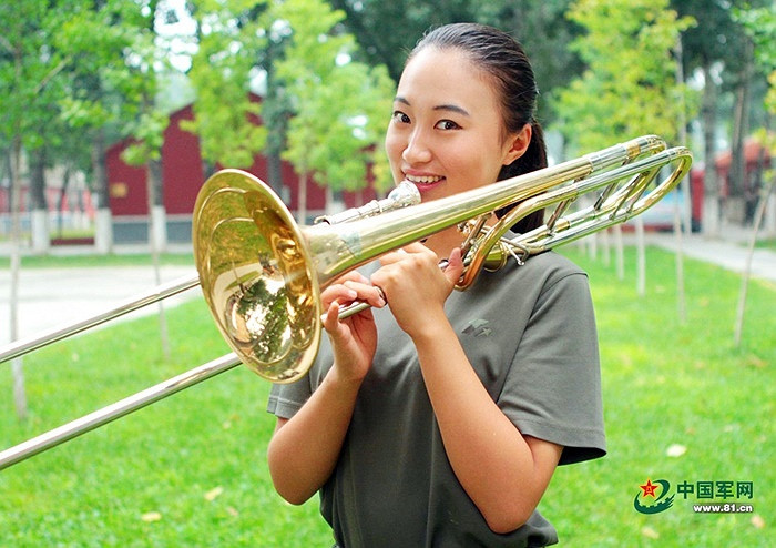 Nữ binh sỹ quân nhạc Trung Quốc.