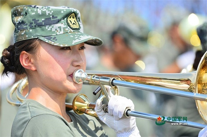 Hoàn Cầu thời báo nói các binh sỹ coi nhạc cụ là bút, mồ hôi là mực để viết về cuộc sống trong quân ngũ của chính mình.