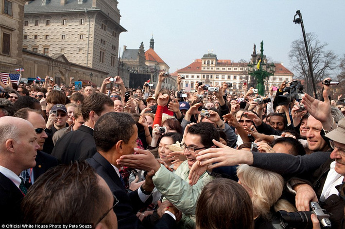 Tổng thống Obama đi khắp thế giới, trong những chuyến công du nước ngoài. Trong ảnh: Ông Obama được đông đảo người dân chào đón sau bài phát biểu ở Quảng trường Hradcany, Prague, Cộng hòa Séc, ngày 5/4/2009.