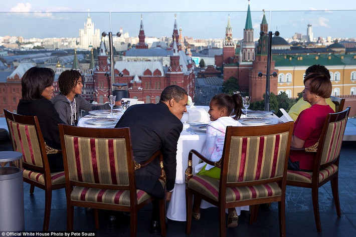 Ông chủ Nhà Trắng cùng gia đình ăn tối trên tầng thượng của khách sạn Ritz Carlton ở Moscow, Nga, ngày 7/7/2009.