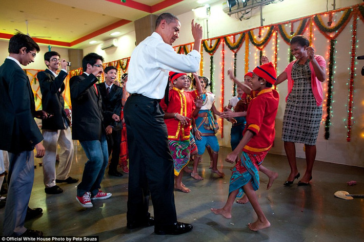 Tổng thống Mỹ Barack Obama cùng Đệ nhất phu nhân nhảy cùng các em nhỏ ở trường phổ thông Holy Name ở Mumbai, Ấn Độ ngày 7/11/2010.