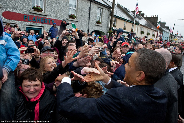 Ông Obama được người dân chào đón trên đường Main Street ở Moneygall, Ireland ngày 22/5/2011.