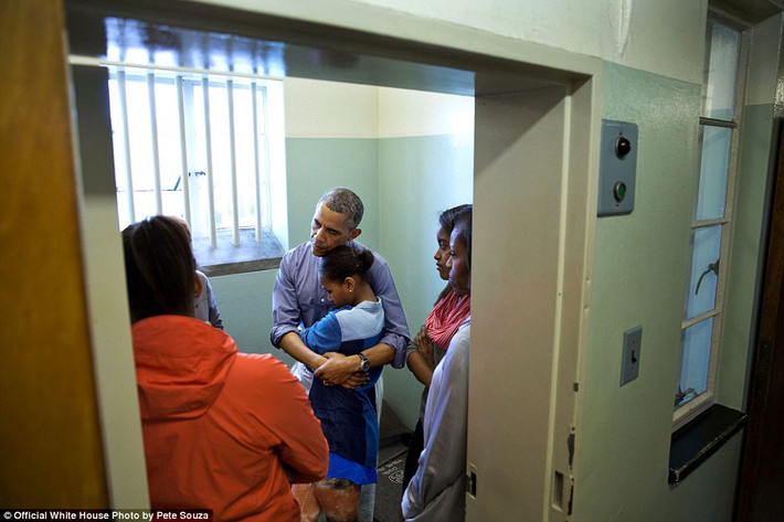 Obama và gia đình thăm nơi từng là phòng giam cựu Tổng thống Nam Phi Nelson Mandela ở Cape Town ngày 30/6/2013.