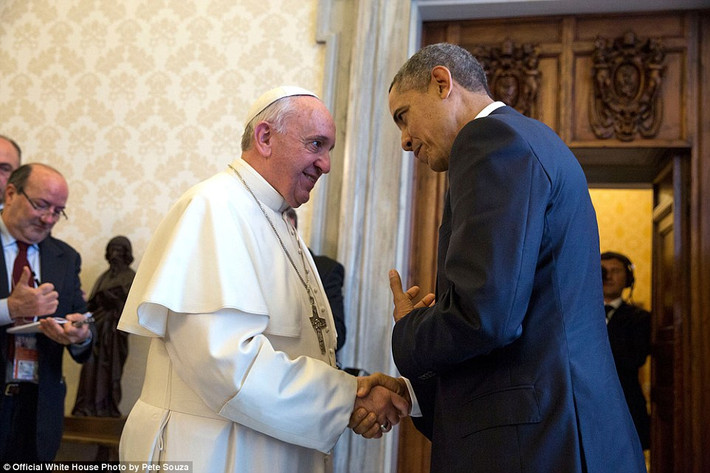 Tổng thống Obama bắt tay chào tạm biệt Giáo hoàng Francis ở thành phố Vantican ngày 27/3/2014.