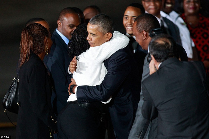 Bức ảnh chụp Tổng thống Mỹ Obama ôm em gái của mình, Auma, tại sân bay quốc tế Jomo Kenyatta ở Nairobi, Kenya, trong chuyến về thăm quê cha.
