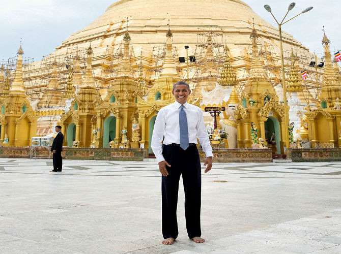 Ông Obama đi chân trần, cười tươi khi đứng trước ngôi chùa Shwedagon ở Rangoon, Mianmar, ngày 19/11/2012.