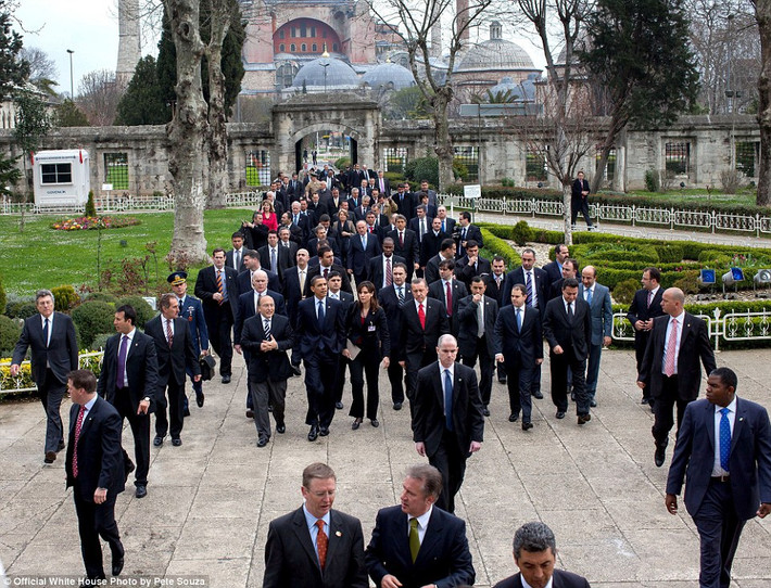 Ông Obama đi cùng Thủ tướng Thổ Nhĩ Kỳ Recep Tayyip Erdogan và phái đoàn ở Istanbul, Thổ Nhĩ Kỳ ngày 7/4/2009.