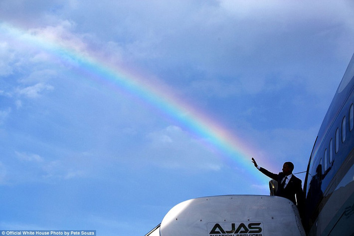 Tổng thống Obama vẫy chào đám đông tại sân bay quốc tế Norman Manley ở Kingston, Jamaica, ngày 9/4/2015, giữa lúc trên bầu trời xuất hiện cầu vồng.
