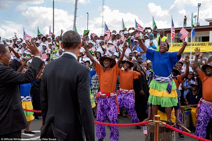 Người dân Tanzania chào tạm biệt Tổng thống Mỹ Barack Obama tại sân bay quốc tế Julius Nyerre ở Dar es Salaam ngày 2/7/2013.
