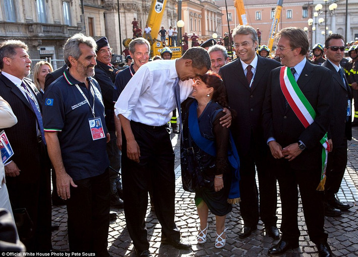 Bức ảnh chụp Tổng thống Obama và các quan chức trong lần đến Italy tham dự Hội nghị thượng đỉnh G8 ở L’Aquila ngày 8/7.