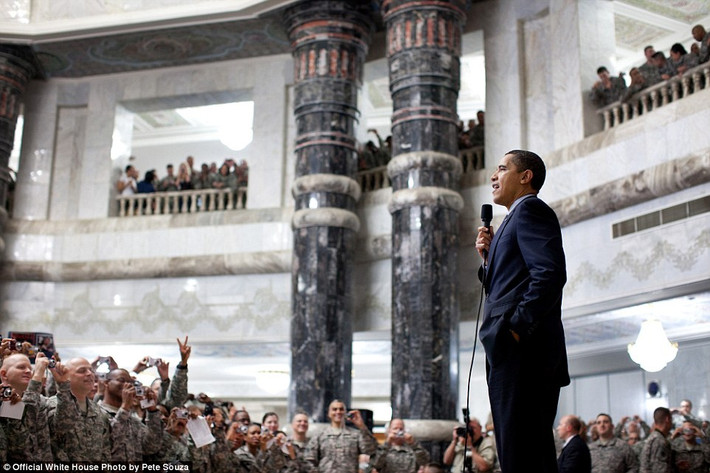 Tổng thống Obama trò chuyện với các binh sĩ Mỹ tại doanh trại Victory ở thủ đô Baghdad, Iraq.
