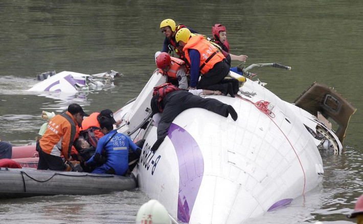 Máy bay Đài Loan rơi. Đội cứu hộ đang đưa một hành khách ra khỏi máy bay của hãng hàng không TransAsia sau khi máy bay này gặp phải tai nạn, rơi xuống con sông Keelung ở Đài Loan.