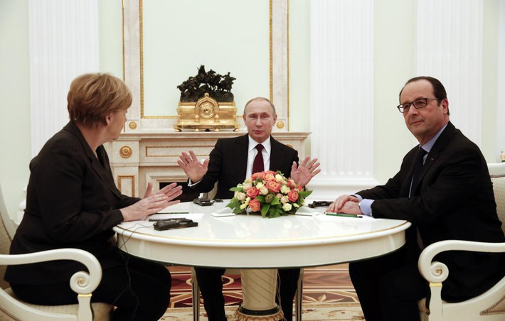 Tìm biện pháp giải quyết xung đột Ukraine. Thủ tướng Đức Angela Merkel, Tổng thống Nga Vladimir Putin và Tổng thống Pháp Francois Hollande tham dự một cuộc họp về việc giải quyết vấn đề khủng hoảng ở Ukraine tại điện Kremlin vào ngày 6/2/2015.