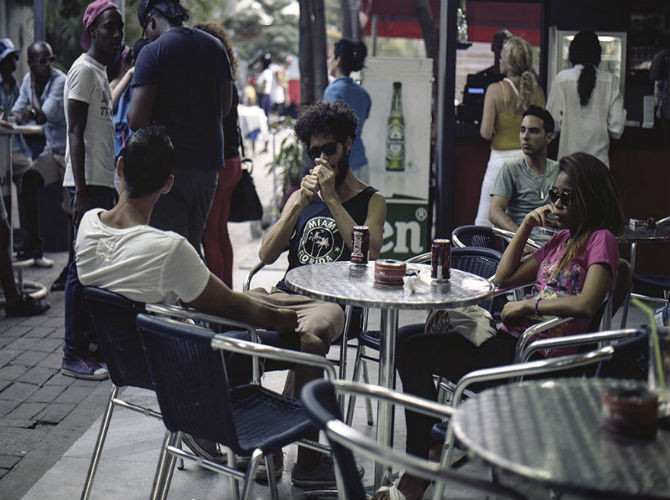 Nhóm thanh niên thưởng thức bia tại Pabellon Cuba.