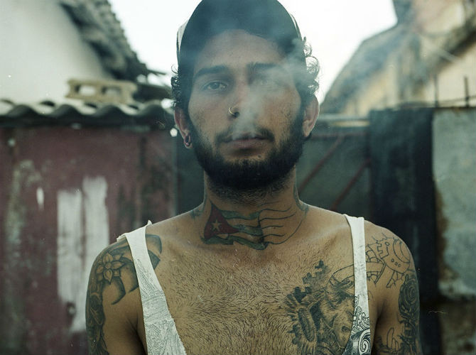 Cristobal, 22 tuổi, là một nghệ sĩ xăm hình ở Pinar de Rio.