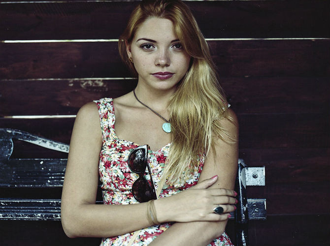 Shellys Mayara, 22 tuổi, là sinh viên năm hai của trường Đại học Mỹ thuật Cuba. Ngoài ra, cô cũng là một diễn viên kiêm người mẫu. Shellys chia sẻ, cô sắp tham gia đóng một bộ phim kinh dị do Mỹ và Mexico sản xuất.