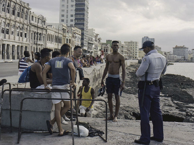 Một nhóm thanh niên đến bãi biển Malecon sau trận bóng đá vào buổi chiều. Nhiều năm qua, các nhà chức trách đã cấm người dân tắm ở bãi biển này do tình trạng ô nhiễm nguồn nước.