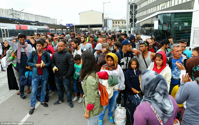 Khoảng 500 di dân có mặt tại nhà ga Munich.