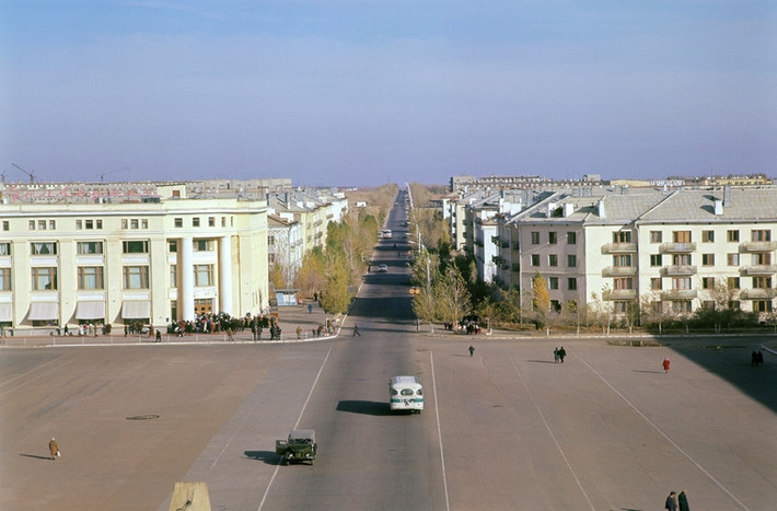 Thành phố Baikonur đã trải qua vài lần đổi tên. Khi thành lập thành phố có tên gọi Zarya (Bình minh) rồi lại đổi thành Leninsky trong năm 1959, sau đó vào năm 1969 lại được sửa lại thành Leninsk và cuối cùng năm 1995 thành phố sử dụng cái tên Baikonur cho đến ngày nay. Bức ảnh trên chụp tại quảng trường Lê Nin ở thành phố Zvezdograd (tên gọi không chính thức của làng Leninsky, hiện nay là thành phố Baikonur).
