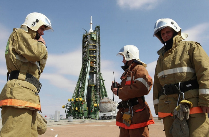 Trung tâm vũ trụ Baikonur chiếm khoảng 70-100km2 trên tổng số 6.717km2 của khu vực. Cơ sở hạ tầng dưới mặt đất của trung tâm này bao gồm 12 thiết bị phóng, trong đó có 6 bệ phóng hoạt động. Hình ảnh trên cho thấy nhân viên Bộ tình huống khẩn cấp Nga đang bảo đảm an ninh cho bệ phóng trước khi thực hiện phóng phi thuyền Soyuz TMA-21 "Gagarin" tại sân bay vũ trụ Baikonur.