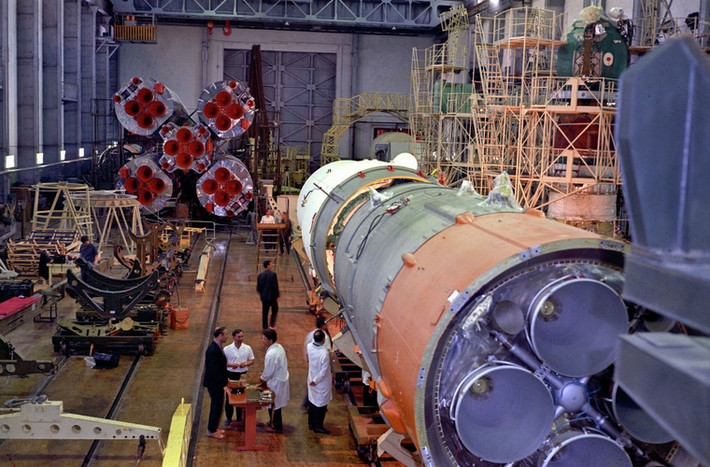 Trong khoảng 40 năm, trung tâm Baikonur nằm dưới sự quản lý của Bộ Quốc phòng Xô Viết, cũng như Bộ thiết kế máy móc, làm công tác giám sát tàu vũ trụ và vận hành công tác chế tạo các phương tiện. Sau đó quyền quản lý thuộc về Bộ Quốc phòng Nga và Cơ quan vũ trụ Liên Bang Nga (Roscosmos). Bức ảnh cho thấy kết cấu của thiết bị vận hành tàu không gian Soyuz đang trong quá trình hoạt động và kiểm tra cấu trúc.