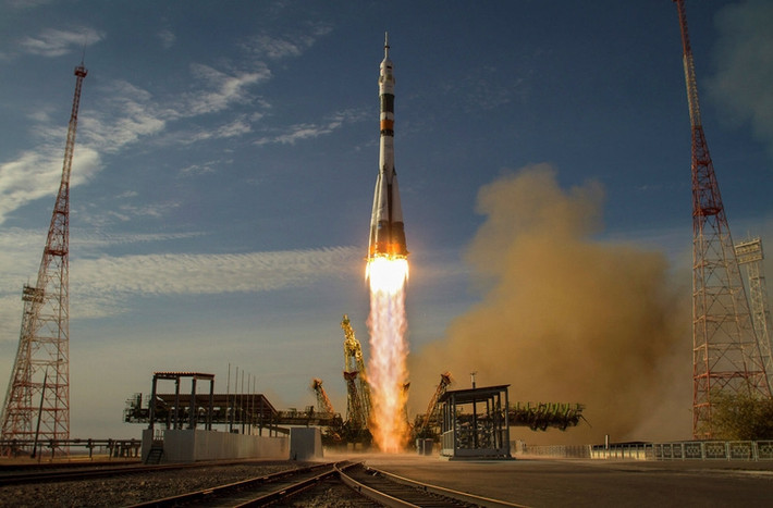 Nga đã xây dựng lại trung tâm không gian và thành phố Baikonur trong vòng 10 năm qua. Các công ty con của Cơ quan vũ trụ Liên Bang Nga (Roscosmos) đang được thành lập tại đây và đẩy mạnh thương mại bao gồm việc mở đường cho các công ty nước ngoài vào hoạt động tại khu vực này. Bức ảnh trên đây là khoảnh khắc tên lửa Soyuz rời bệ phóng mang theo 33/34 thành viên phi hành đoàn tới Trạm vũ trụ quốc tế ngày 23/10/2012 tại Baikonur, Kazakhstan.