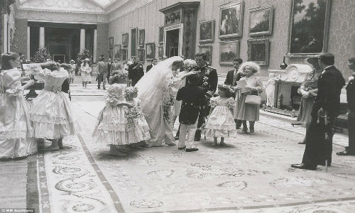 Công nương Diana và Thái tử Charles trò chuyện với các em nhỏ làm phù dâu, phù rể. Bức ảnh còn có sự xuất hiện của mẫu hậu Elizabeth - mẹ của Nữ hoàng Elizabeth II.