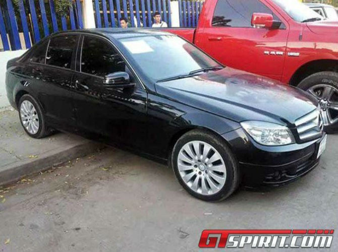 Guzman rất chuộng xe AMG và Chrysler. Từ một người xuất thân nghèo khó, "gã lùn" đã bước chân vào thế giới thượng lưu và trở thành người sở hữu xe sang, nhà đẹp, tiền tỷ nhờ buôn hàng cấm. Ảnh: Spirit.com