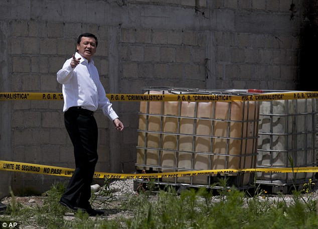 Trong một diễn biến liên quan, Bộ trưởng Nội vụ Mexico Miguel Angel Osorio Chong thông báo, giám đốc nhà tù Altiplano vừa bị sa thải.