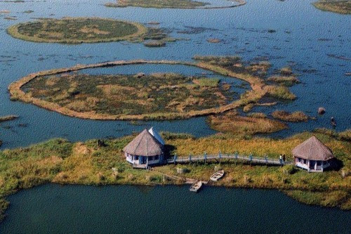 Hồ Loktak: Loktak ở Manipur là hồ nước ngọt lớn nhất vùng đông bắc Ấn Độ, còn được gọi với cái tên là Floating vì có số lượng lớn những thảm thực vật tạo thành các đảo tròn nổi trên bề mặt hồ (Phumdi).