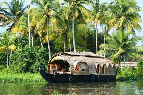 Kerala: Kerala là một trong những địa danh Ấn Độ không nên bỏ lỡ, với bãi biển tuyệt vời như Varkala hay Kovalam.