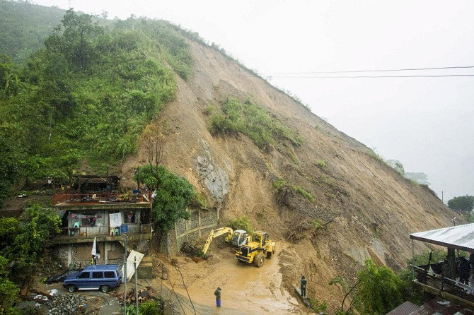 Một tuyến đường bị đất lở vùi lấp.