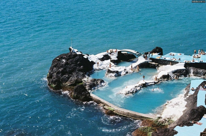 Hồ bơi tự nhiên Lava, Porto Moniz nằm ở vùng biển Đại Tây Dương của Bồ Đào Nha. Đây chính là thánh địa của những hồ bơi tự nhiên được tạo nên từ các loại đá nham thạch đen kì lạ. Nước trong hồ bơi này được cung cấp từ những đợt thủy triều vì vậy nước luôn rất trong sạch.