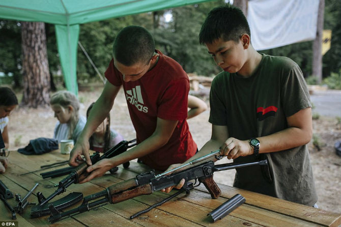 Các "chiến binh nhí" ở Ukraine là những đứa trẻ khoảng 6 tuổi trở lên.