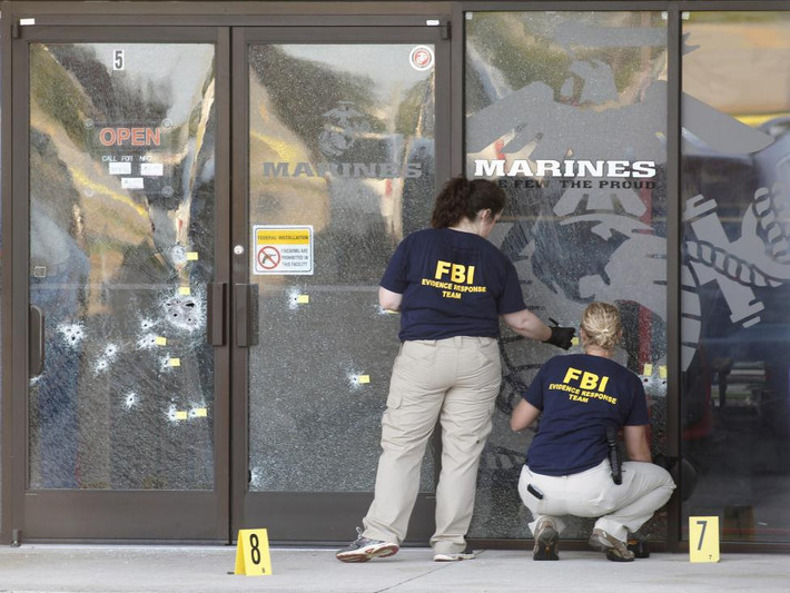 Các nhân viên FBI đang khám nghiệm hiện trường vụ xả súng tại trung tâm tuyển dụng quân ở Chattanooga, bang Tennessa, Mỹ ngày 16/7/2015.