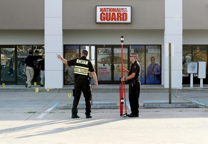 Nhân viên FBI và cảnh sát địa phương có mặt tại hiện trường ngày 16/7.