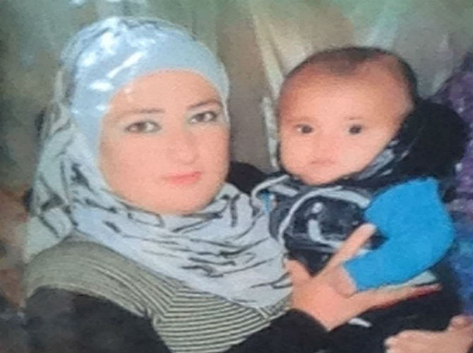 Bức ảnh chụp cô Rehan Kurdi đang bế cậu con trai ba tuổi Aylan. Gia đình em bé Syria Aylan sống tại thị trấn Kobane, Syria.