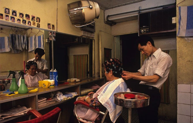 Tại Cửu Long Trại Thành có mọi ngành nghề kinh doanh. Ban đêm, trường học và hiệu tóc trở thành các câu lạc bộ thoát y và sòng bạc. Chất gây nghiện, hầu hết là thuốc phiện, được bán tràn lan.